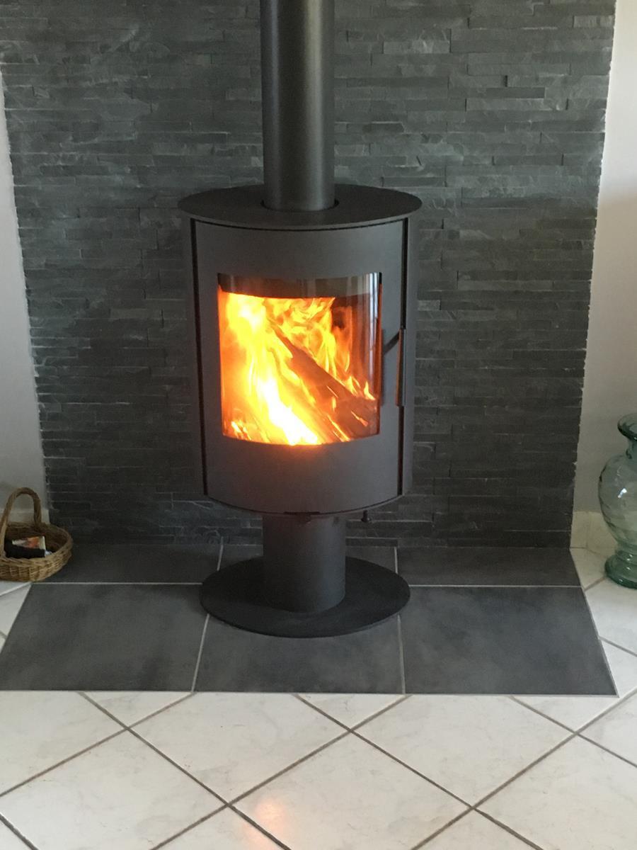 - Installation d'un poêle à bois ROMOTOP Evora T, finition acier, appareil rotatif à 360°, avec un rendement de 82 %.